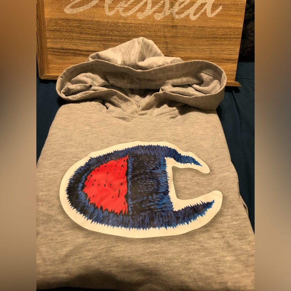 Big face logo champion shirt boys large